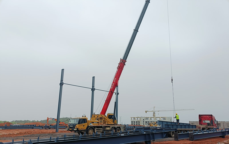 谷雨筑新基｜宜昌坤远产业园二期首件钢构件顺利安装，高端制造启新程。