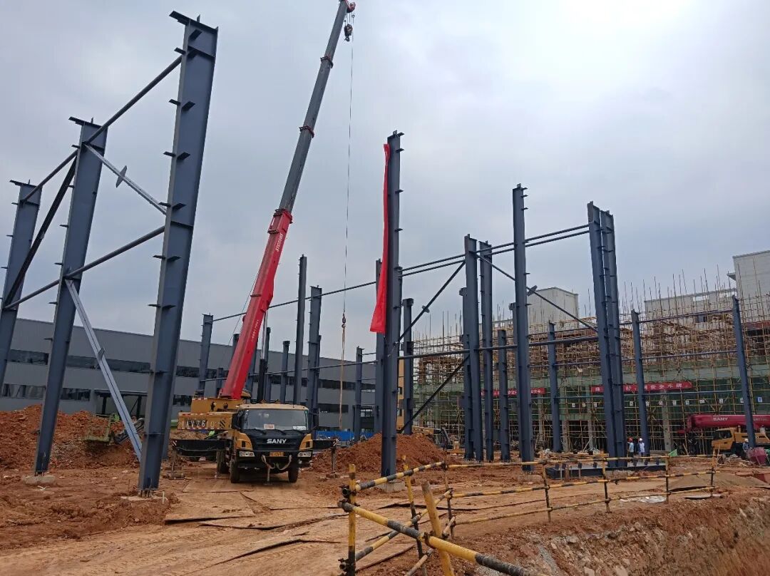 建设按下加速键！中普重工承建黄陂乐事耐磨材料基地钢结构首吊精准落位