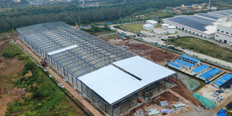 长河硅基产业基地屋面工程全面展开，墙面围护施工有序推进